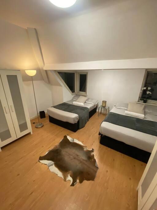 Apartment Penthouse Studio With 2 Double Beds & Smart Tv. Great Location *