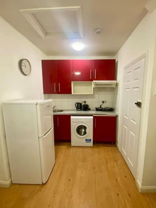 Penthouse Studio With 2 Double Beds & Smart Tv. Great Location Apartment *