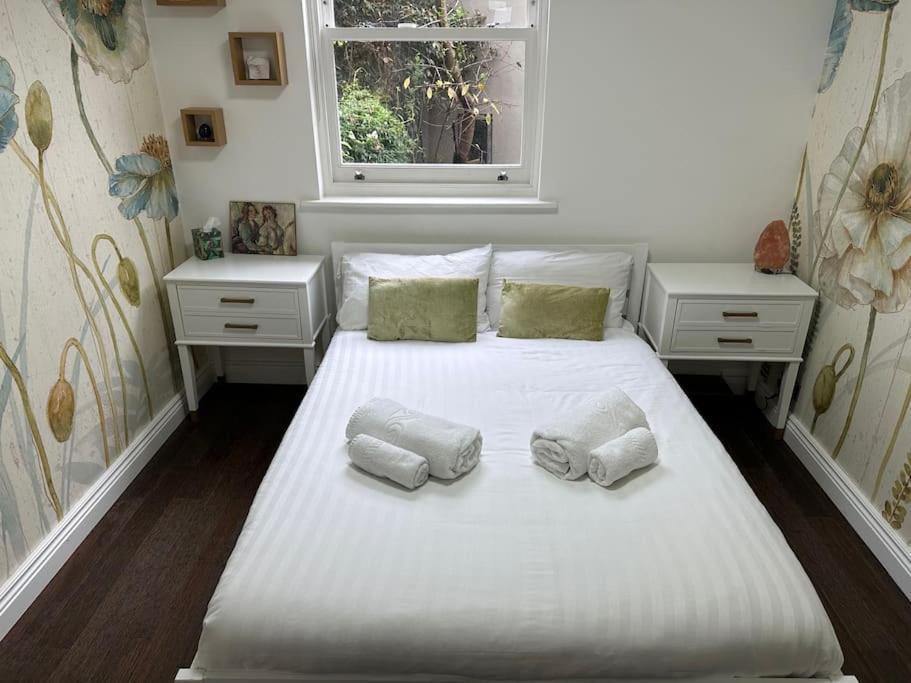 Unique Luxury In The Heart Of London. Air Conditioned With Private Garden Apartment *