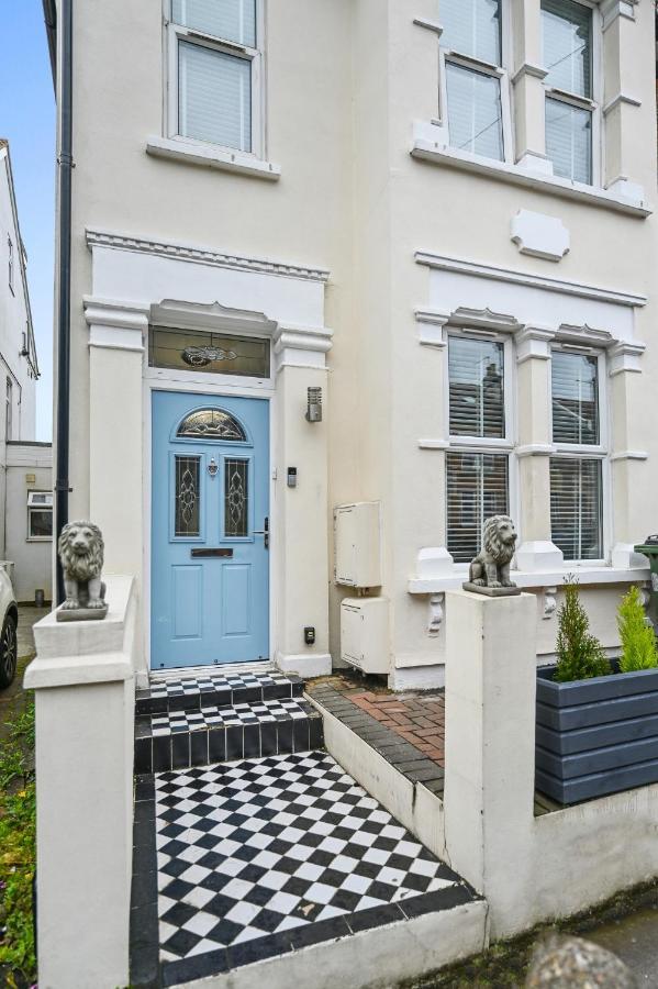 Wembley Luxury Residence- Opulence House Holiday home *
