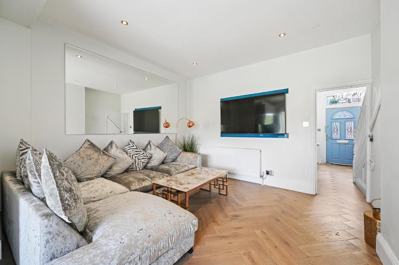 Wembley Luxury Residence- Opulence House Holiday home London