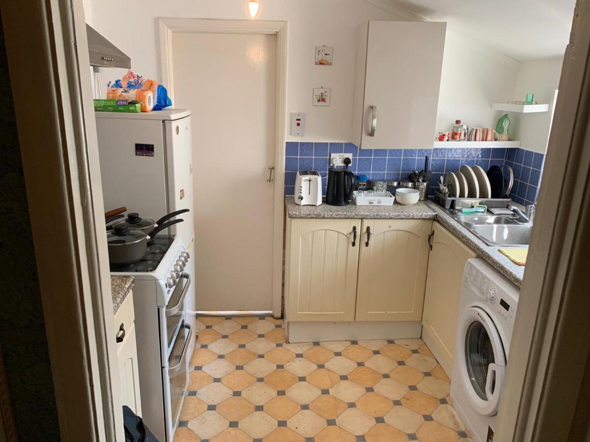 Gasthof Double Bedroom Near The St Street Rail Station *
