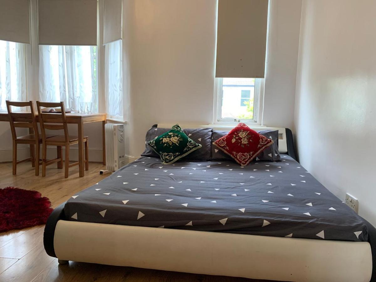 Gasthof Double Bedroom Near The St Street Rail Station *