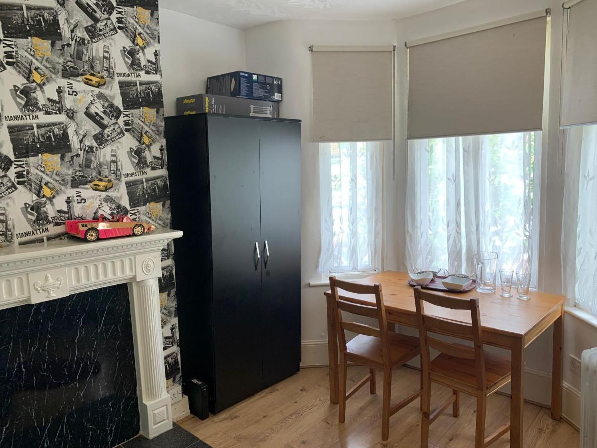 Gasthof Double Bedroom Near The St Street Rail Station