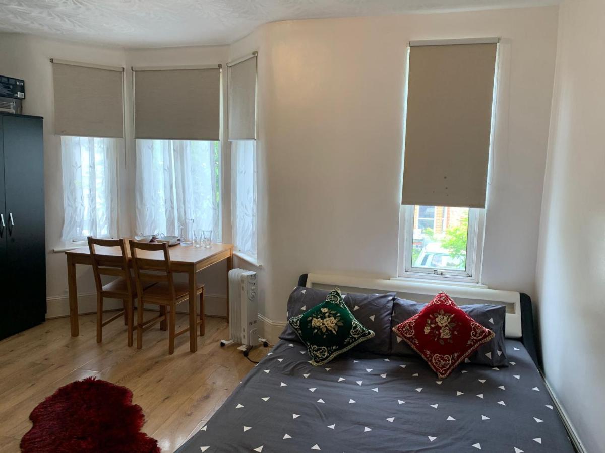 Gasthof Double Bedroom Near The St Street Rail Station *