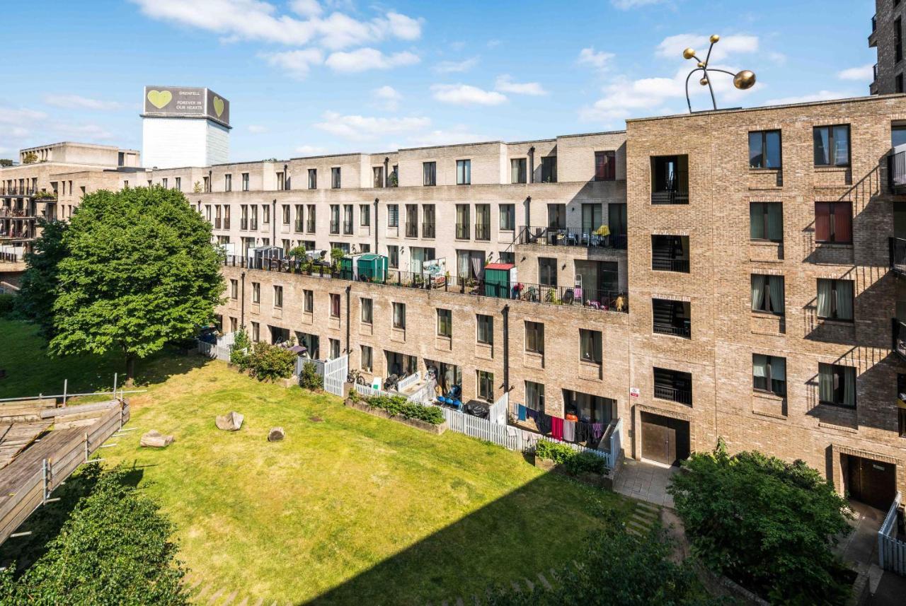 Shiny & Comfy With Underground Links Nearby! Apartment