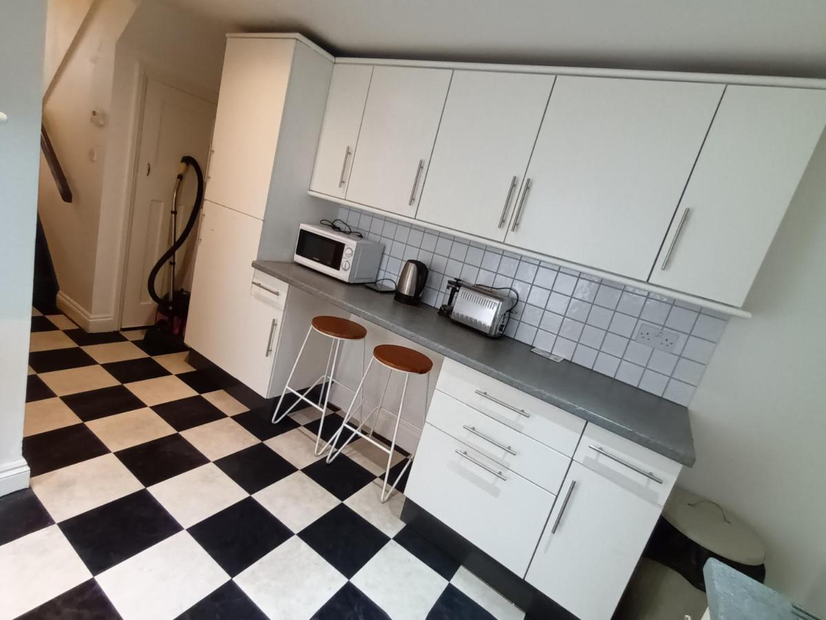 3 Bed Lovely Garden Flat Wandsworth Apartment London