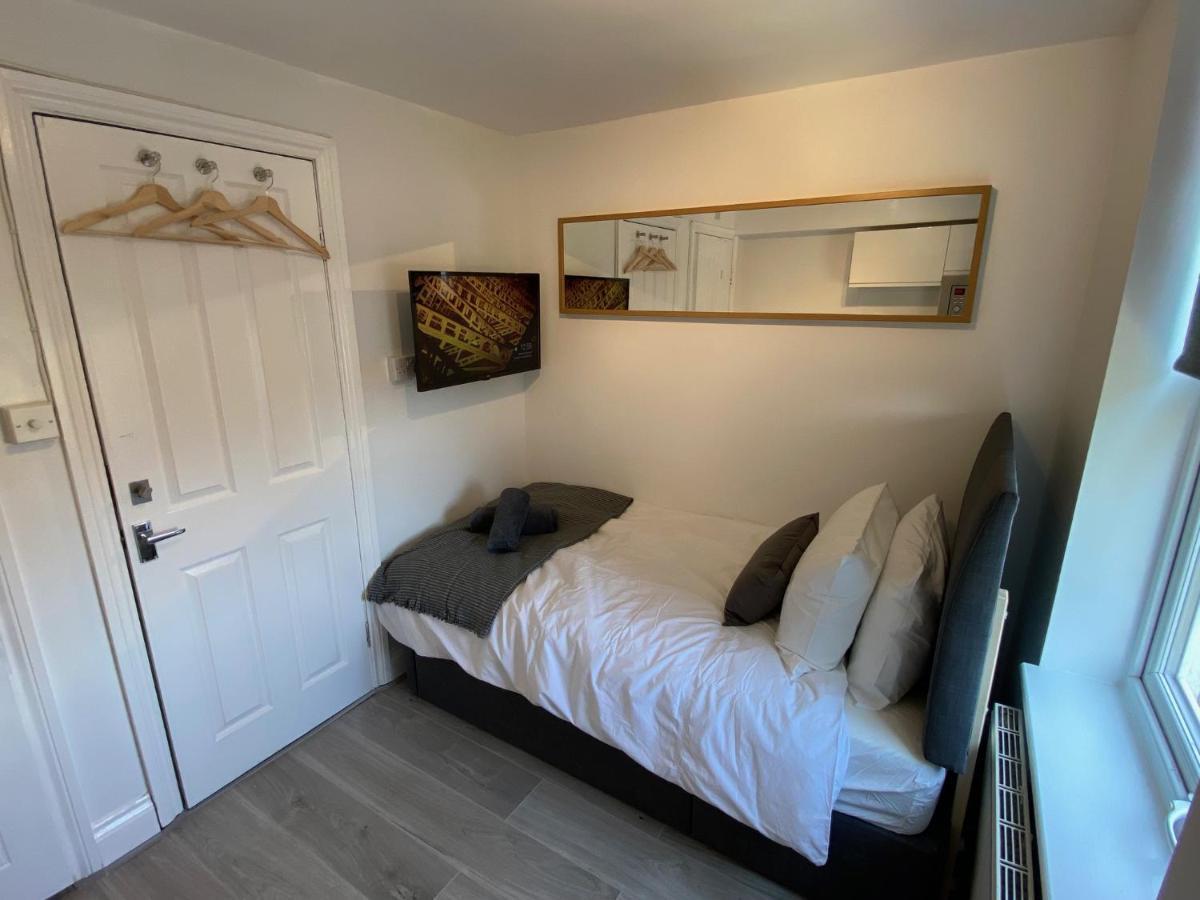 Very Close To Line Underground Shepherds Bush And Westfield Newly Refurbished Apartment London