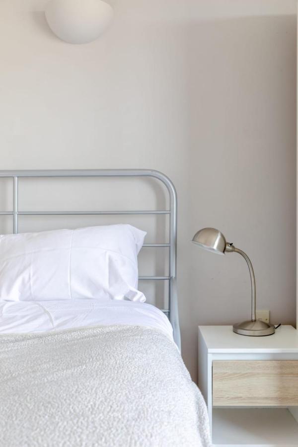 Lovely 2bd Flat With Balcony - Stoke Newington Apartment *