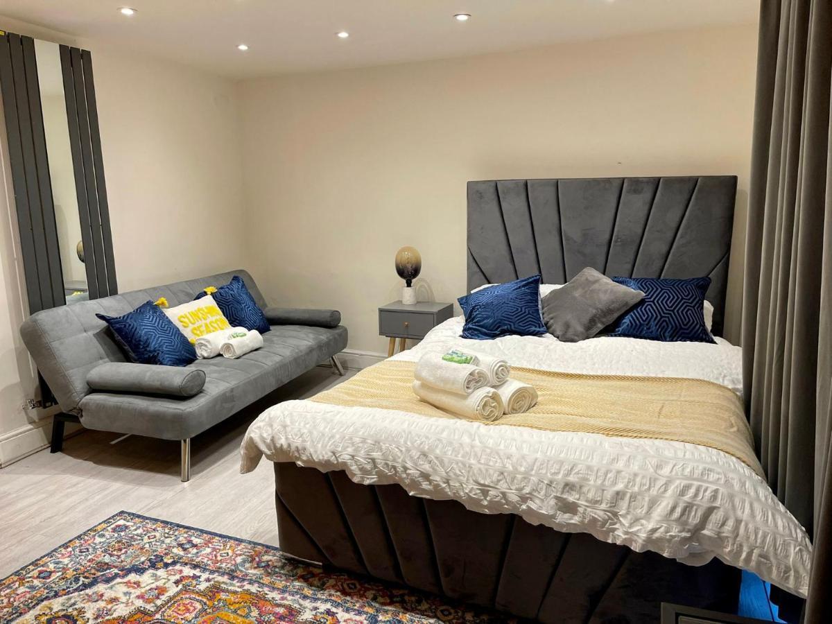 Shoreditch - And In The Apartment *