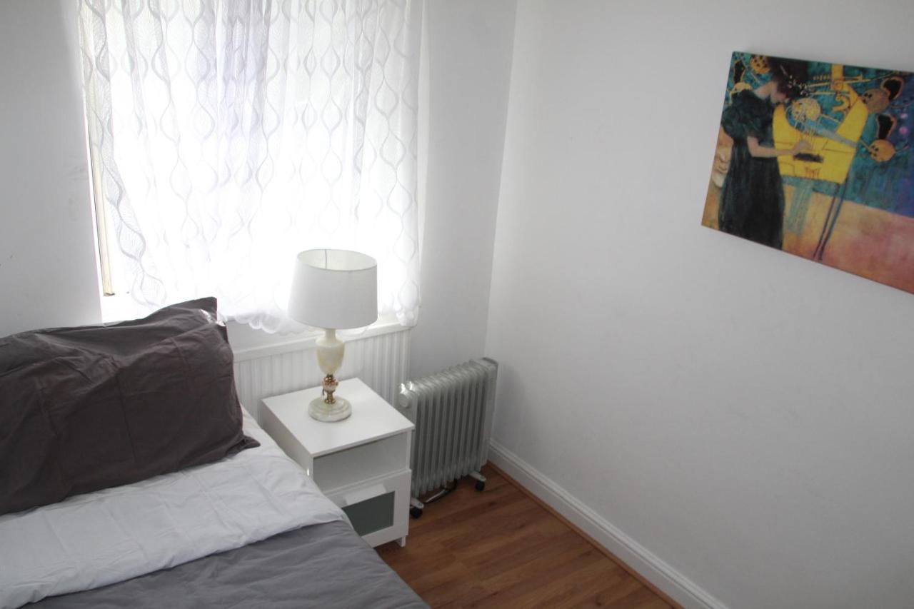 Grey Double Bedroom Apartment *