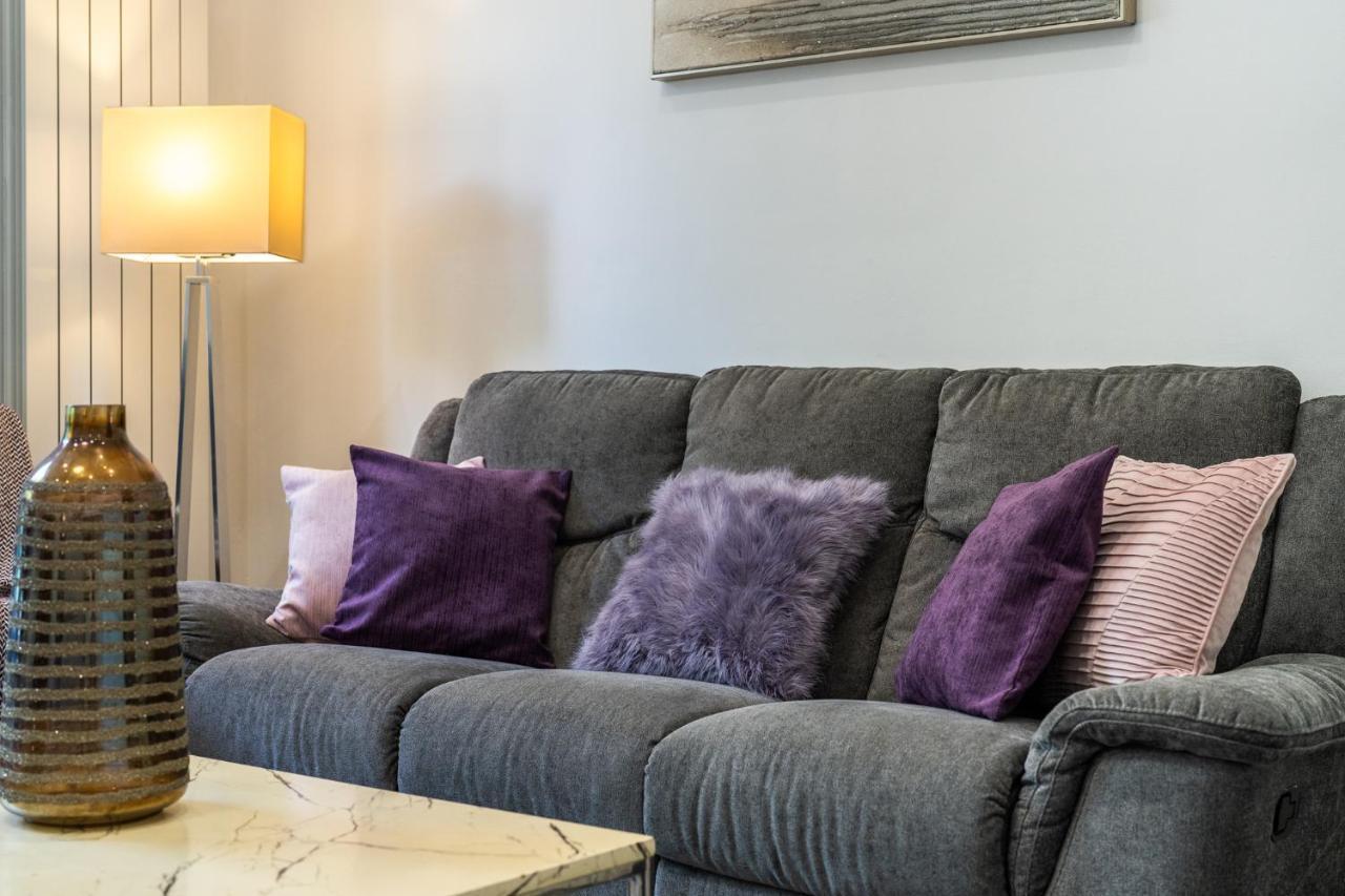 Apartment Modern 3 And 2 Bedroom Flat In Central With Installed Ac *