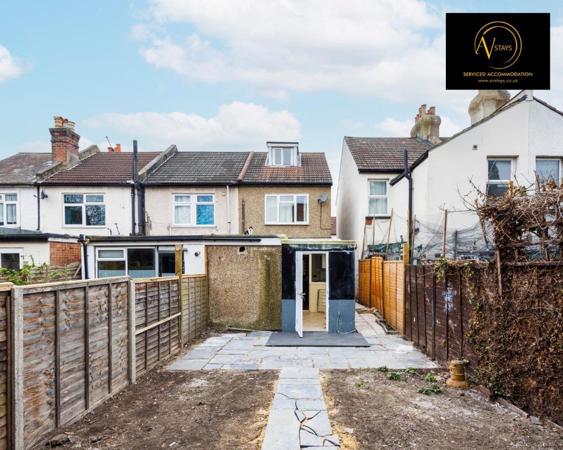 2 Bedroom House By Av Stays Short Lets Croydon With Free Wi-fi Holiday home *