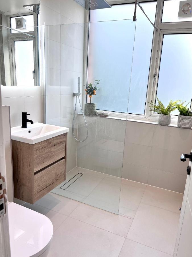 Casa de férias Beautiful 5-bedroom Private House In Quiet Street 2 Minutes From Station