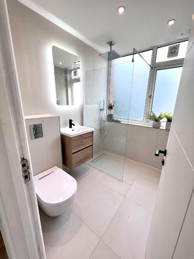 Beautiful 5-bedroom Private House In Quiet Street 2 Minutes From Station Casa de férias