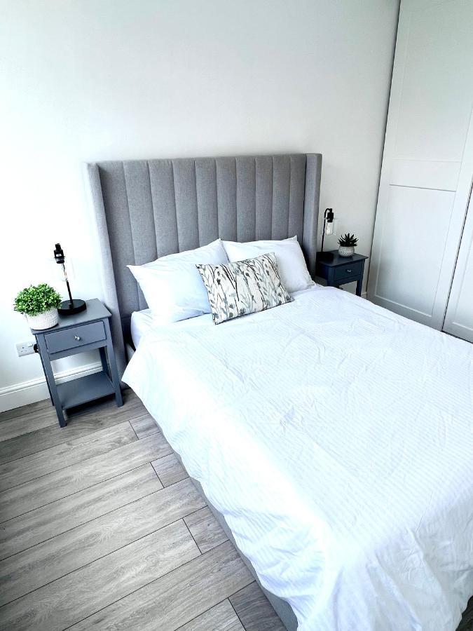 Beautiful 5-bedroom Private House In Quiet Street 2 Minutes From Station Casa de férias Londres
