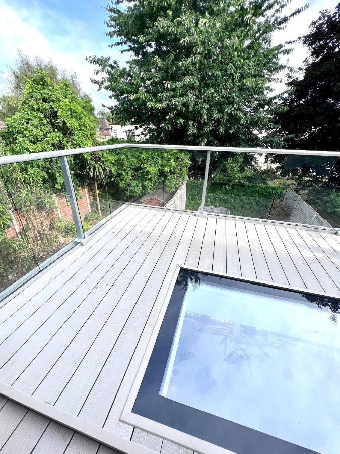 Casa de férias Beautiful 5-bedroom Private House In Quiet Street 2 Minutes From Station