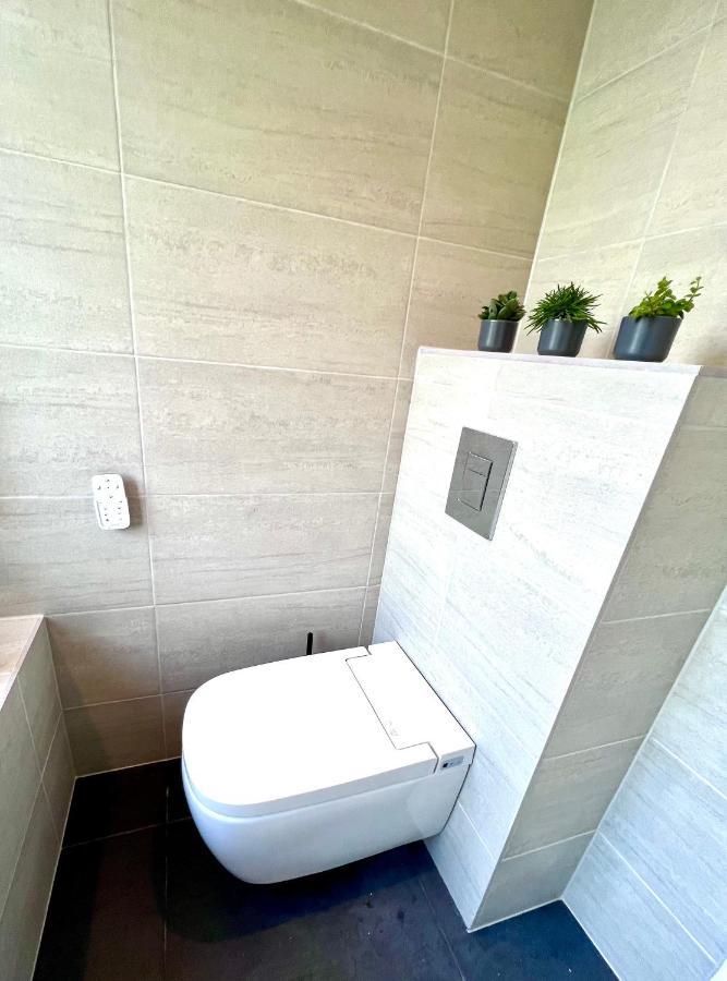 Beautiful 5-bedroom Private House In Quiet Street 2 Minutes From Station Casa de férias Londres