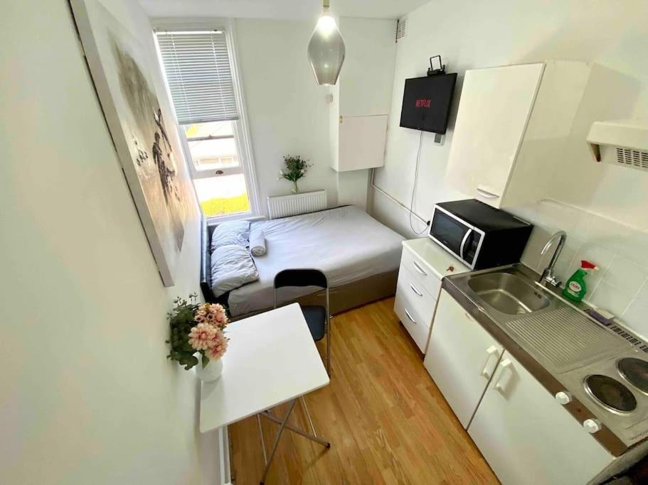 Great Location Studio With Smart Tv And Workspace Apartment