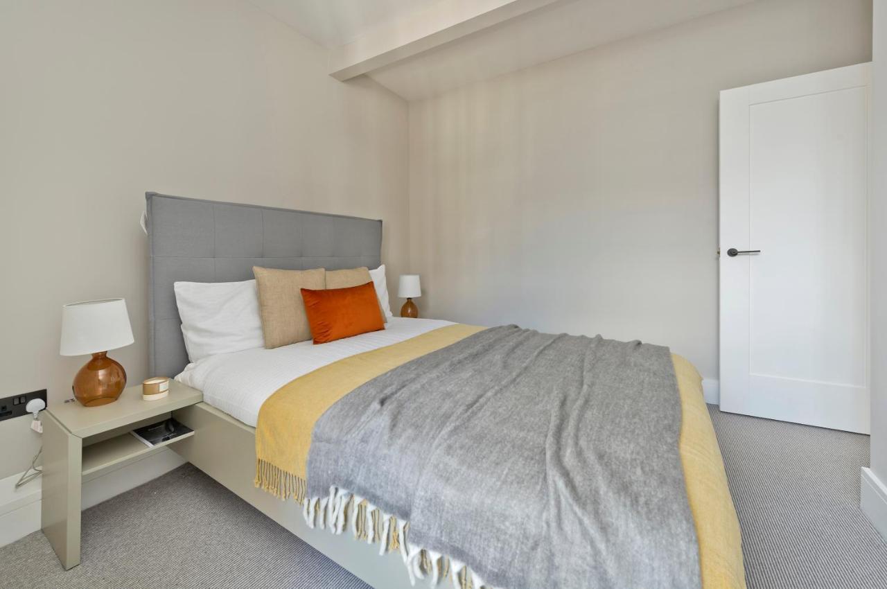 Fabulous Three Bedroom Flat Near Marylebone By Underthedoormat Apartment London