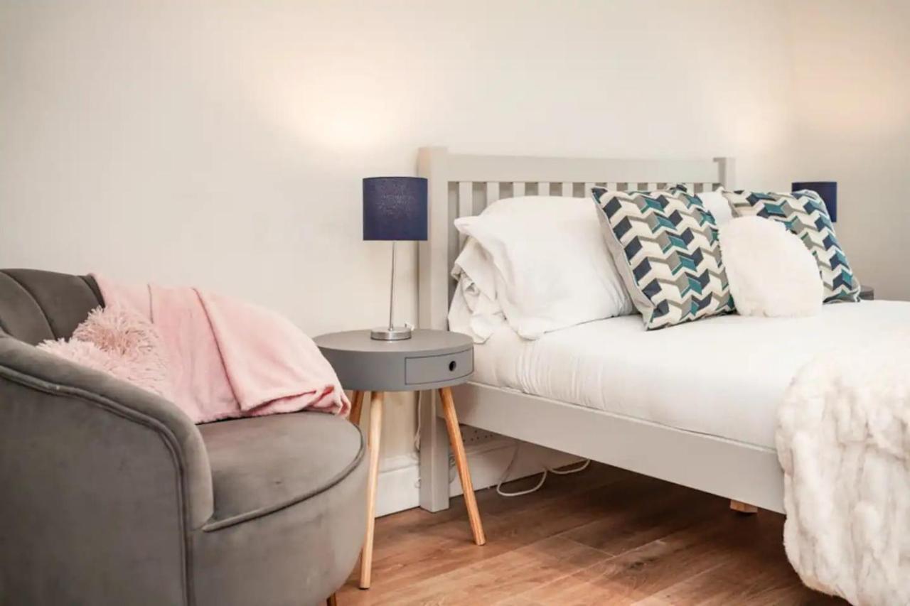 Ferienhaus Spacious Family With Games & Garden London