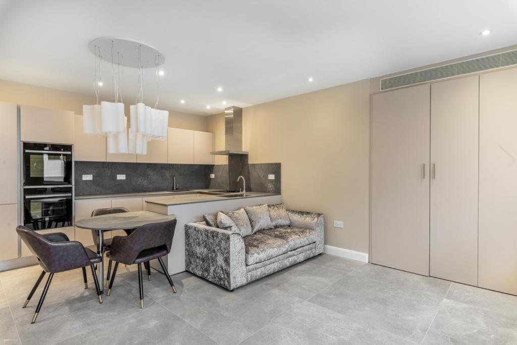 Modern&luxurios 1 Bed Apartment-prime Location. Apartment *