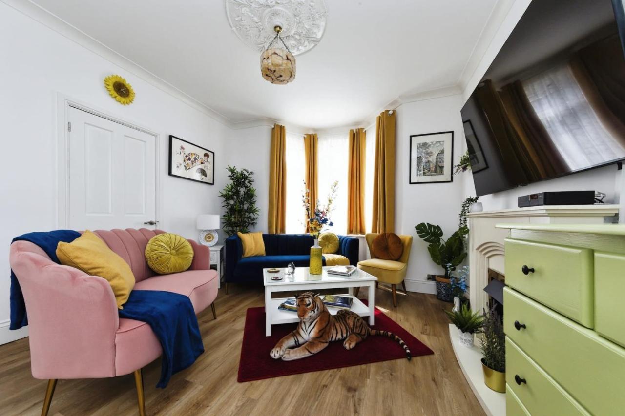 Your Chic 3br Comfort And Style In *