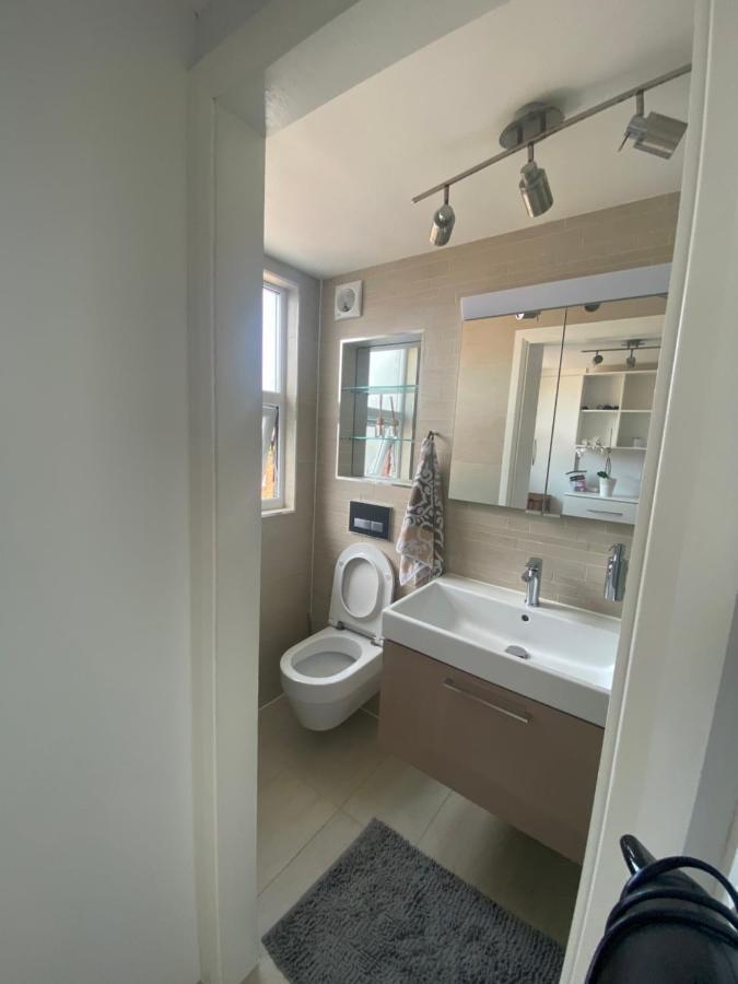 Private In Excellent Family House ,zone 2 Hospedagem domiciliar Londres