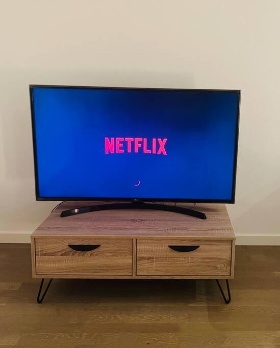 Spacious Flat, Fast Wifi, Free Parking London