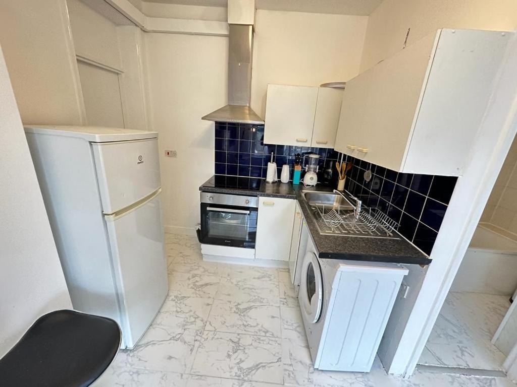 Apartment 4 Floor New Miles London