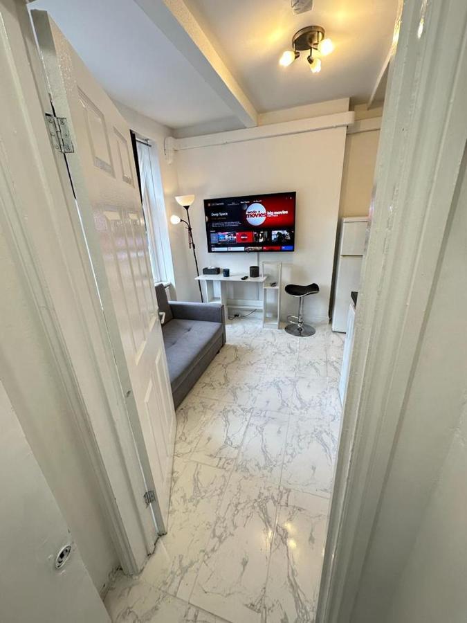 Apartment 4 Floor New Miles London