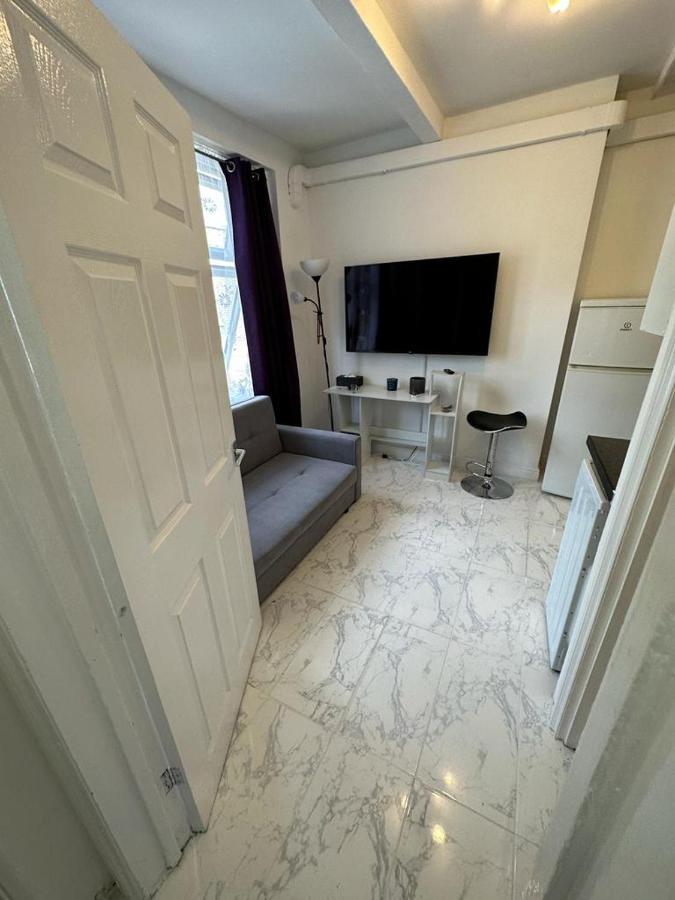 4 Floor New Miles Apartment London