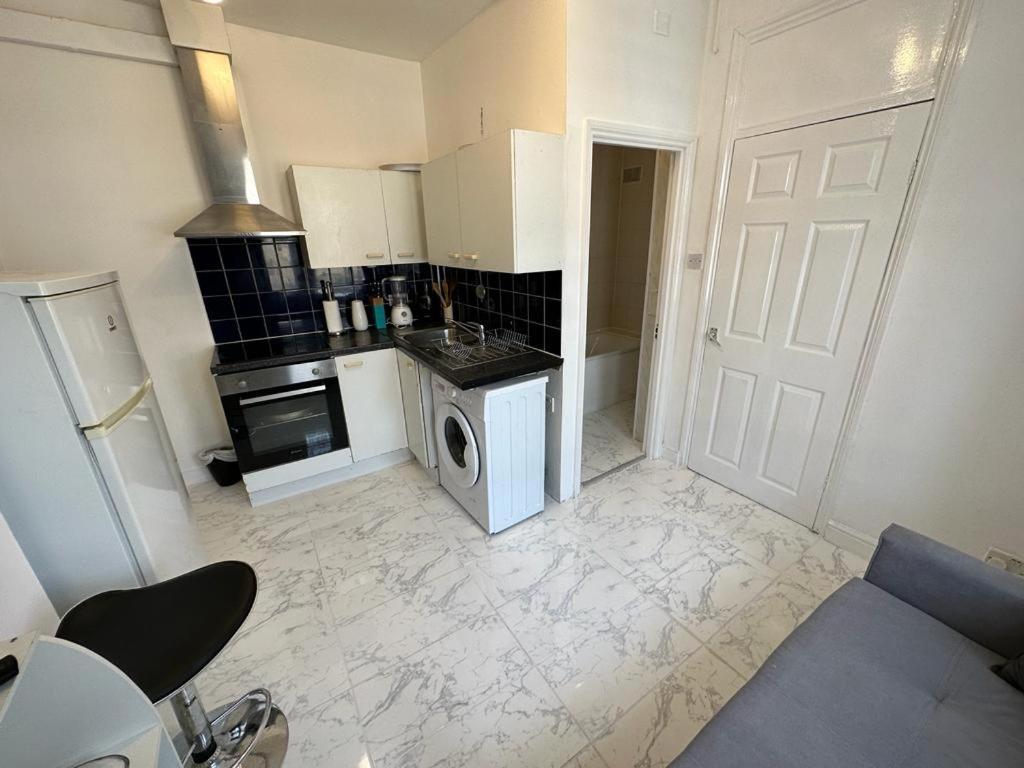 Apartment 4 Floor New Miles London