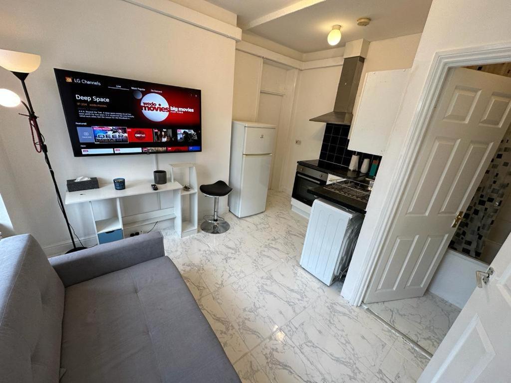 Apartment 4 Floor New Miles London