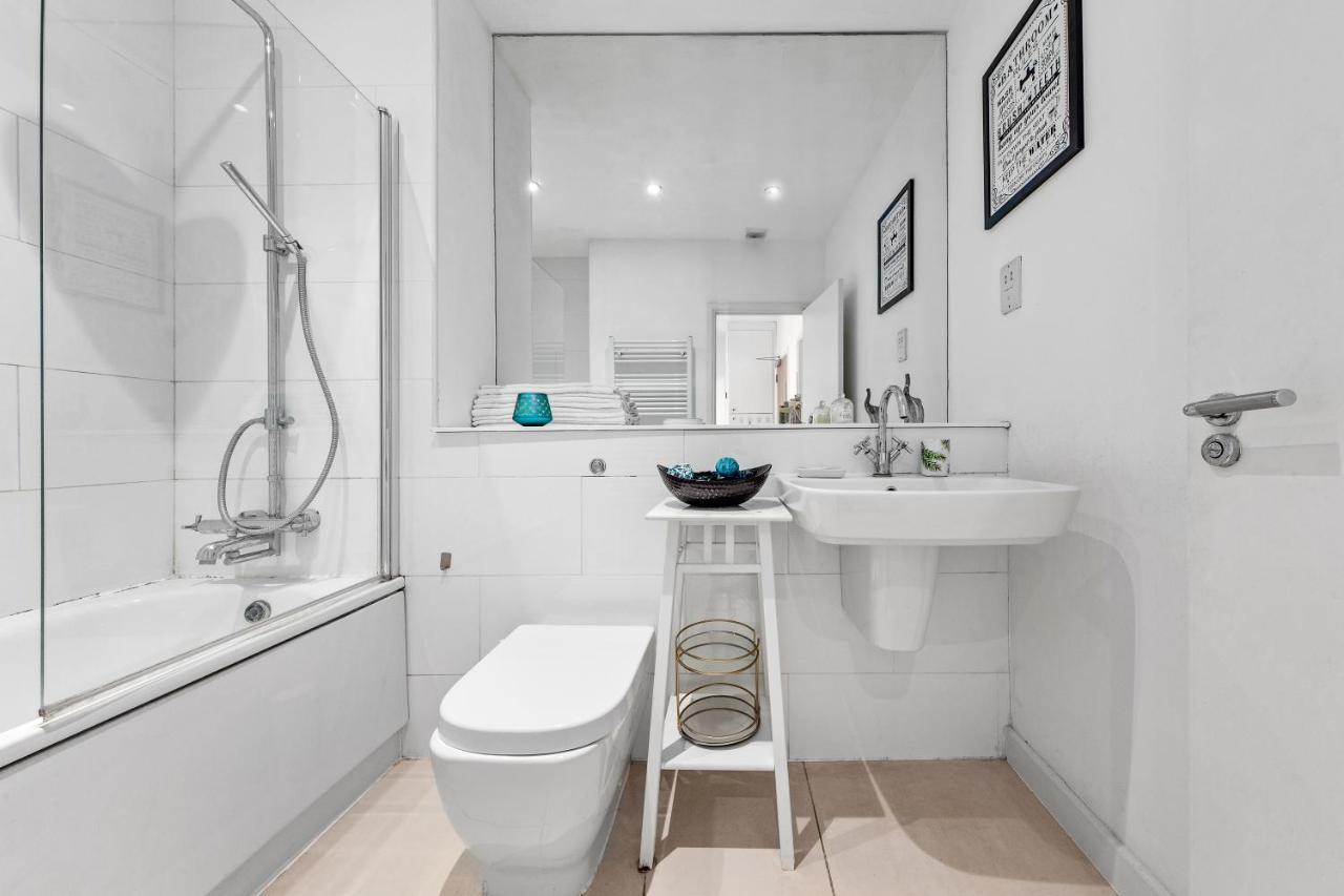 3-bedroom Flat In Sleeps 14 Hy1 Apartment London