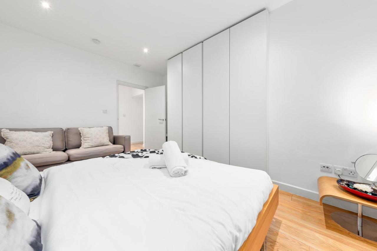 Apartment 3-bedroom Flat In Sleeps 14 Hy1 London