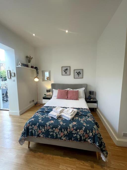 Cute&cozy In Barons Court Apartment London