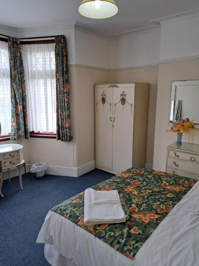 Luxury 5 Bedroom Near Seven Kings Train Station- 5 Room, 6 Bed And Sleeps 8 Guest London