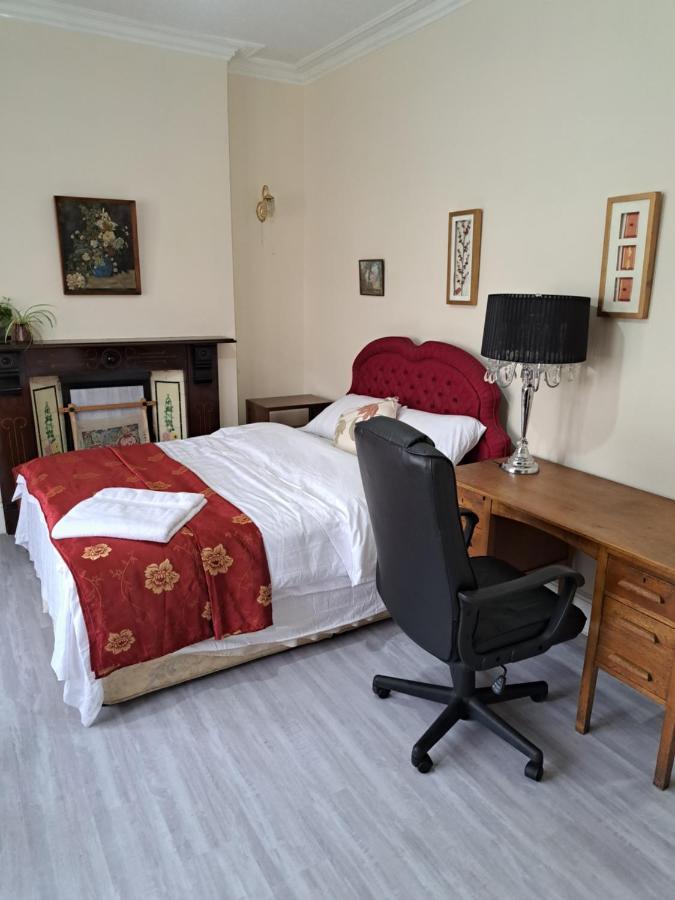Ferienhaus Luxury 5 Bedroom Near Seven Kings Train Station- 5 Room, 6 Bed And Sleeps 8 Guest *