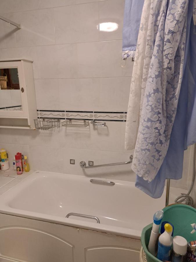 Luxury 5 Bedroom Near Seven Kings Train Station- 5 Room, 6 Bed And Sleeps 8 Guest * London