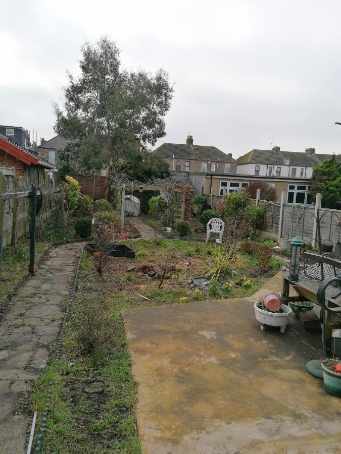Holiday home Luxury 5 Bedroom Near Seven Kings Train Station- 5 Room, 6 Bed And Sleeps 8 Guest *