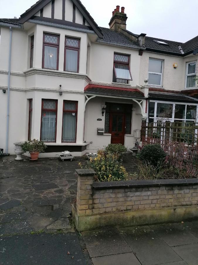 Luxury 5 Bedroom Near Seven Kings Train Station- 5 Room, 6 Bed And Sleeps 8 Guest London