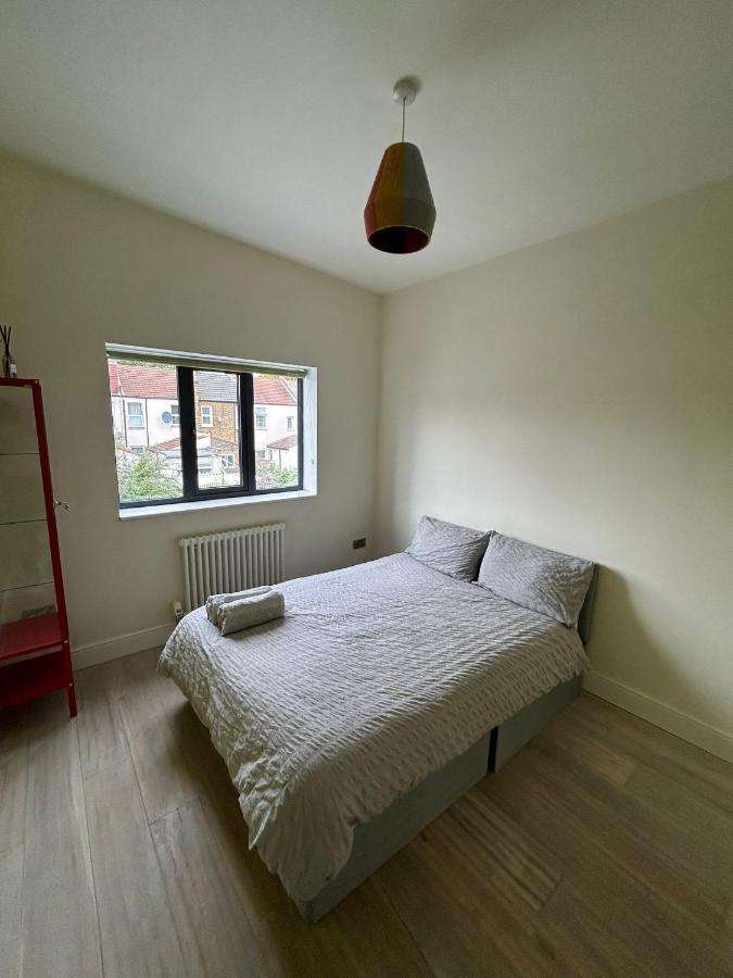 Contemporary 3 Bed House With Spacious Garden Close To Stratford & Canary Wharf Hospedagem domiciliar Londres