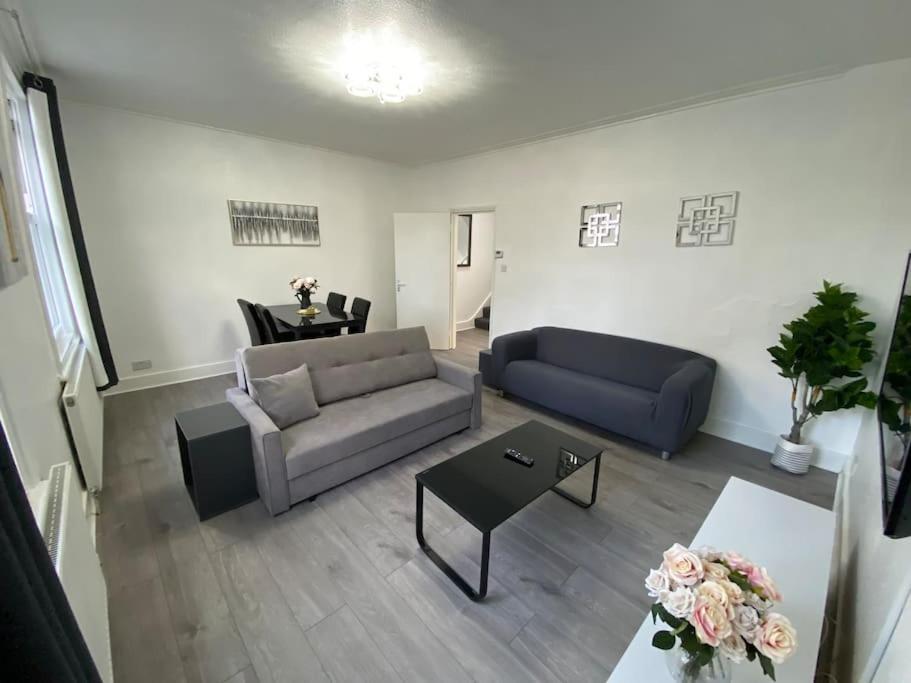 2 Bedroom Flat In Apartamento *