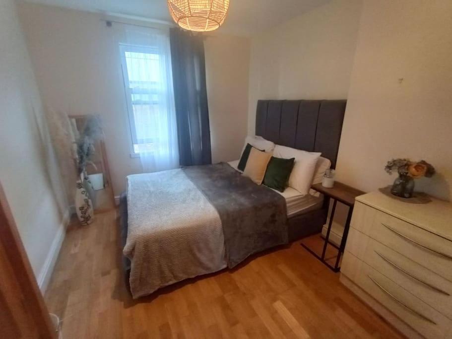 1- Bedroom Flat In London, Sleeps 4, Good Transport Link Apartamento