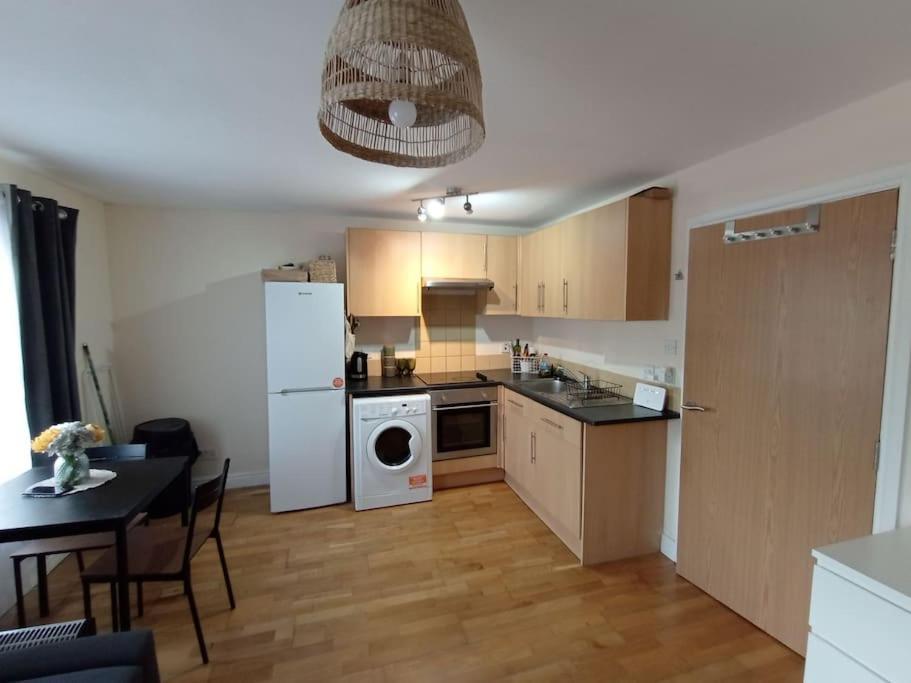 1- Bedroom Flat In London, Sleeps 4, Good Transport Link Apartamento *