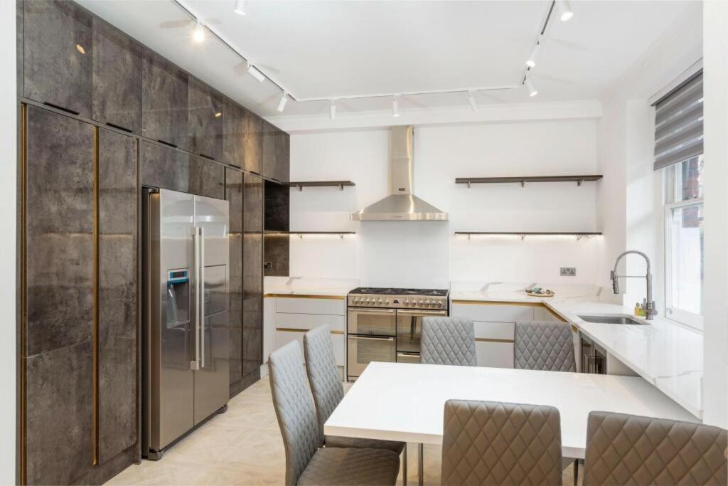 Modern Chelsea Flat, 3bd 2bath, With Parking Apartment London