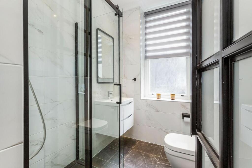 Modern Chelsea Flat, 3bd 2bath, With Parking Apartment London