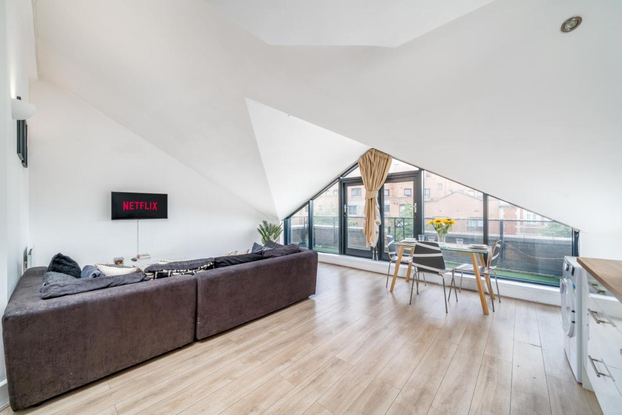 Modern 1 Bedroom City Penthouse Apartment *