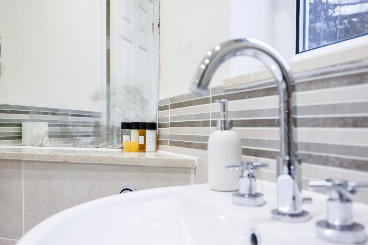 Hyde Park Hideaway Sleeps 6 *